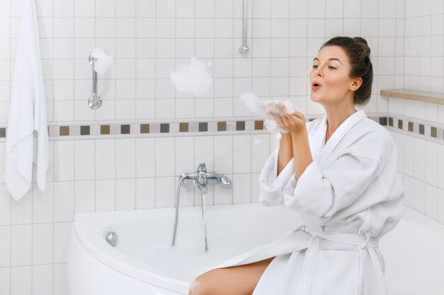 La donna si sta preparando per fare un bagno