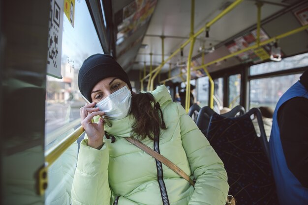 Женщина защищена от вирусов в общественном транспорте.
