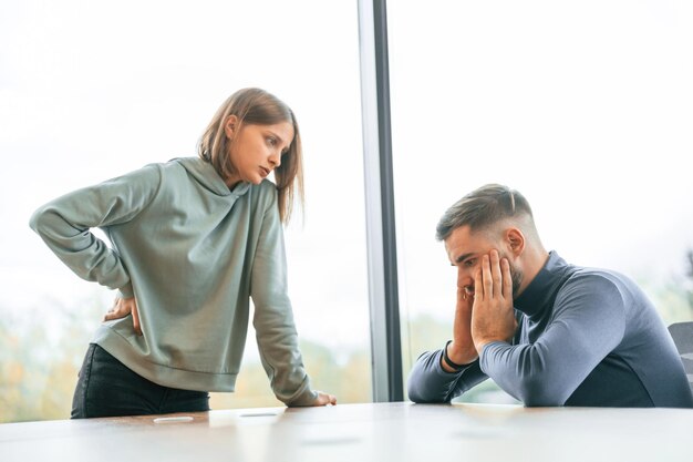 Foto la donna urla al suo fidanzato concezione di litigio