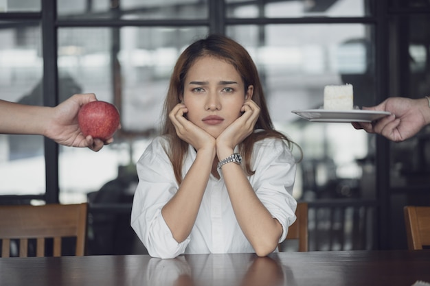 女性はオンラインでカードとコンピュータで買い物をしています。