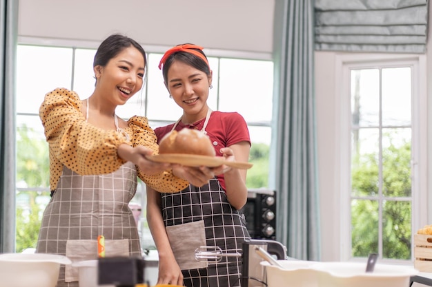 Женщина показывает хлеб, который она испекла своей подруге
