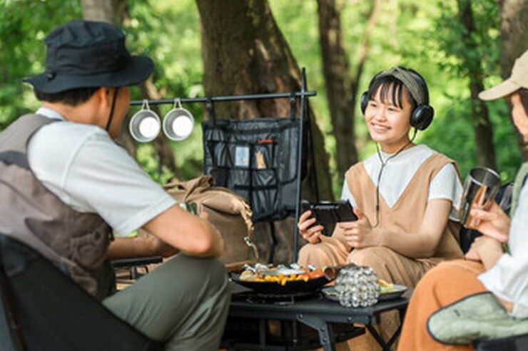 Photo 女性がテーブルに座って膝に食べ物の皿を持っています