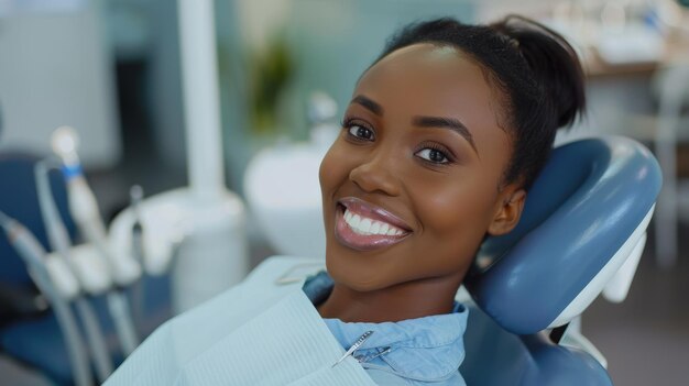 Женщина улыбается в кабинете стоматолога