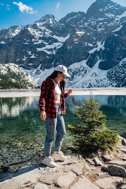 Morskie Oko Tatras 산 호숫가에 한 여성이 서 있습니다.