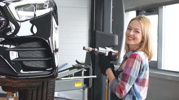 女性は自動車整備士になるために勉強しており、車の修理は彼女のお気に入りの職業です