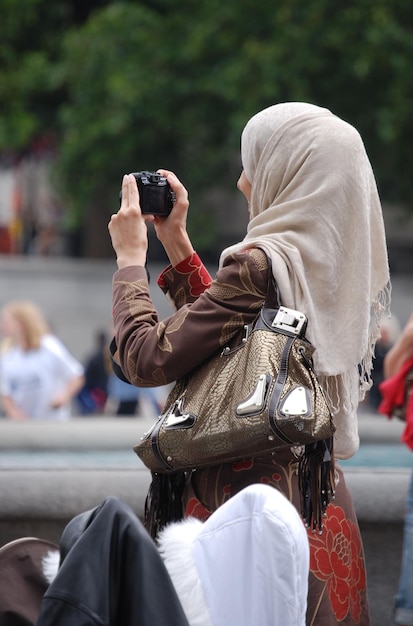 Foto una donna sta scattando una foto con il suo telefono.