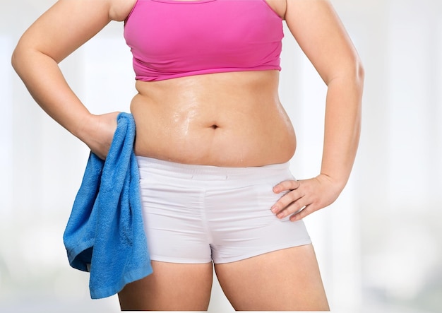 Photo a woman is testing the skin on the thigh for the presence of stretch marks and cellulite