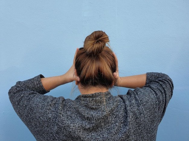 Photo a woman is touching her head like so much stress and headache