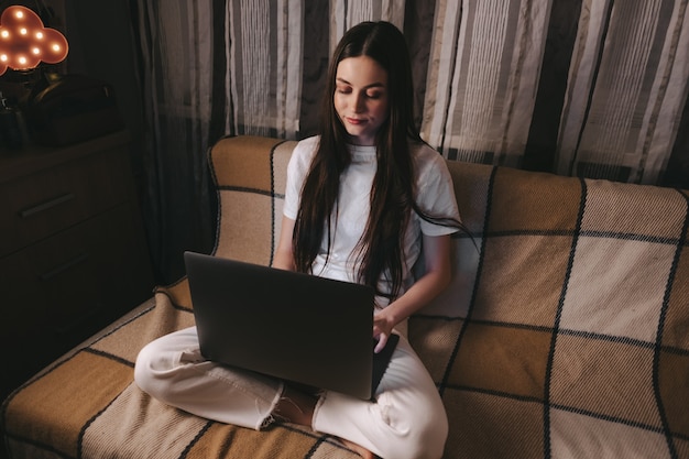 Photo woman is typing on a laptop keyboard