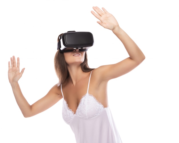 La donna sta usando l'auricolare vr