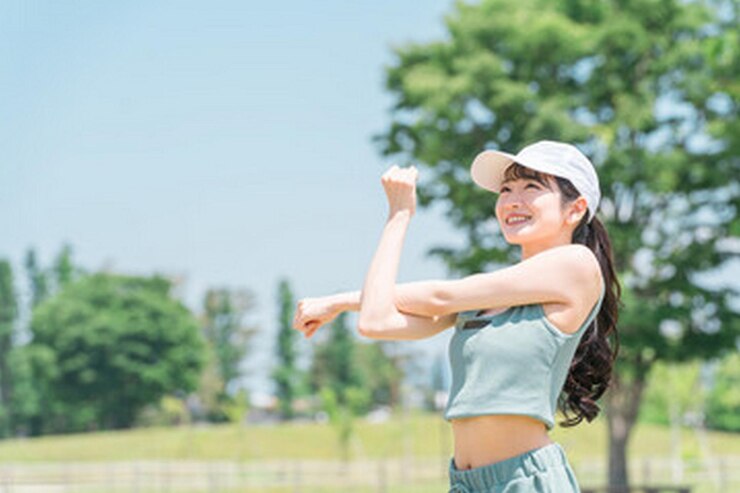 Photo 女性が帽子をかぶっておりその上に文字が書かれています