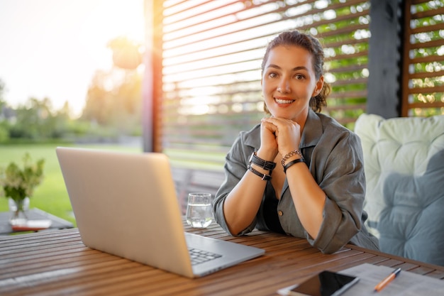 Photo woman is working sitting on the patio