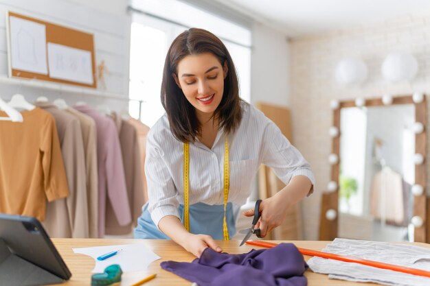 女性はワークショップで働いています。中小企業の概念。