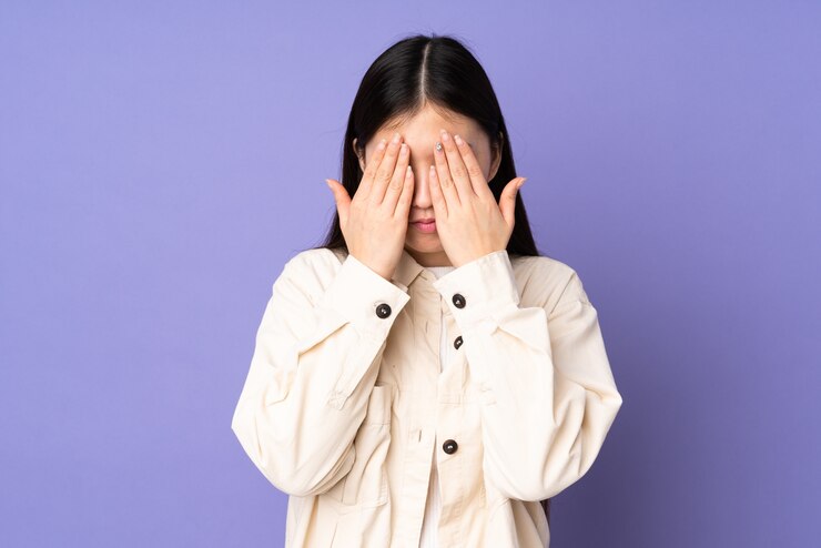격리 된 배경 위에 여자