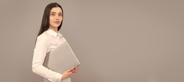Женщина изолированный баннер портрет лица с копией пространства уверенная деловая женщина носить белую рубашку держать ноутбук для работы онлайн-бизнеса