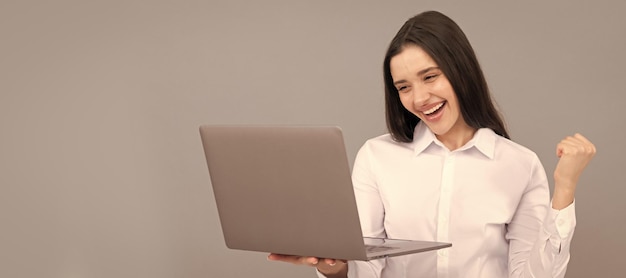 Женщина изолированный баннер портрет лица с копией пространства успешная деловая женщина носить белую рубашку держать ноутбук для работы в Интернете