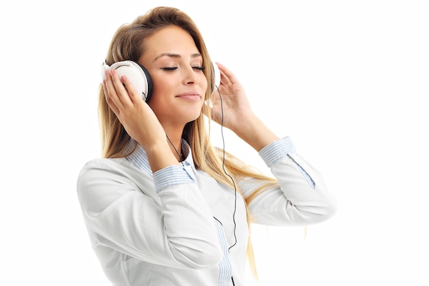 Женщина изолирована над белой с наушниками, слушает музыку