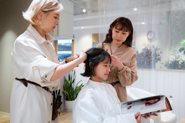 Foto donna presso un parrucchiere giapponese che si fa fare i capelli