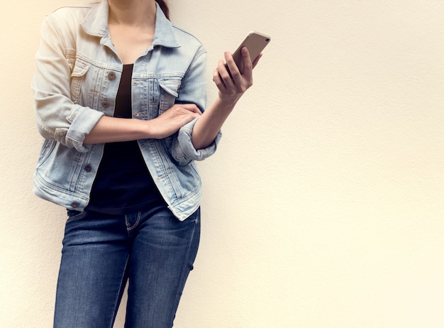 Photo woman in jeans fashion holding mobile phone