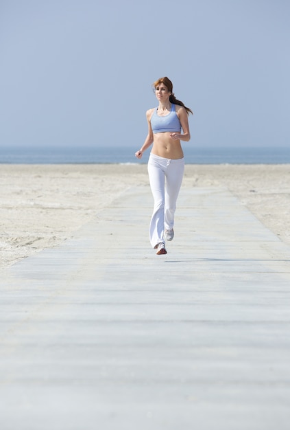 ビーチでジョギングする女性