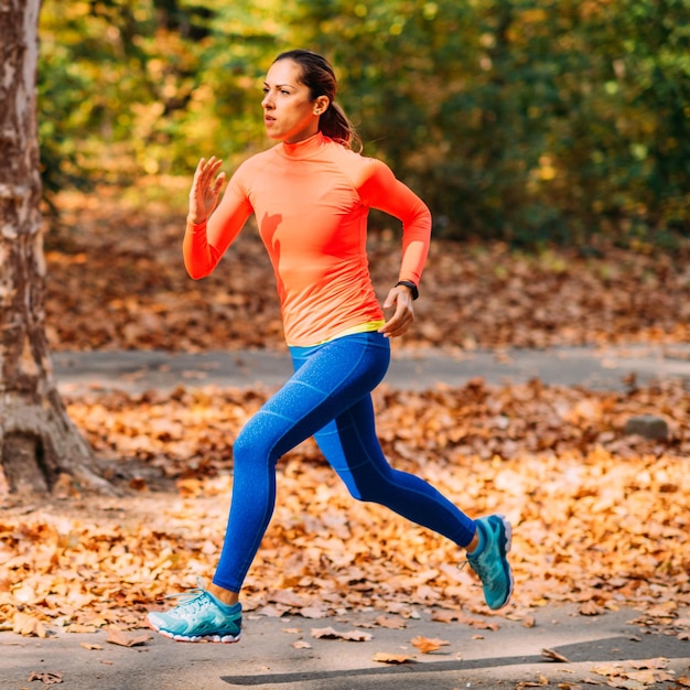 Foto donna che fa jogging all'aperto nel parco