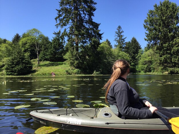 Foto donna in kayak sul lago