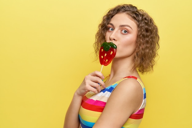 Foto donna che mantiene il gelato in mani su fondo isolato