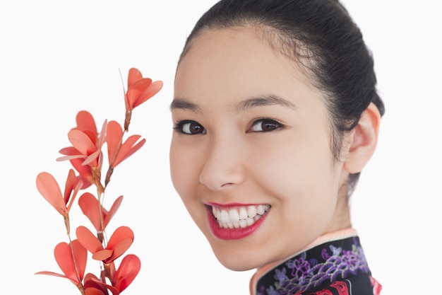 기모노 꽃과 함께 웃 고있는 여자