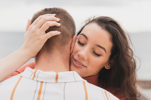 Photo woman kissing boyfriend