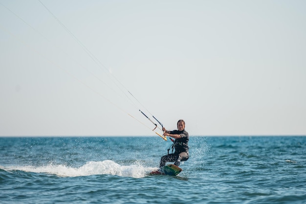 海でカイトサーフィンをする女性