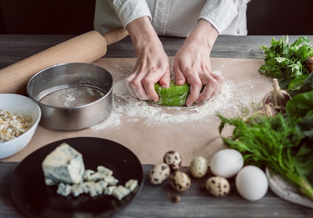 Foto la donna impasta la pasta per i ravioli