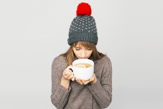 Photo woman in knitted cap with a cup of tea