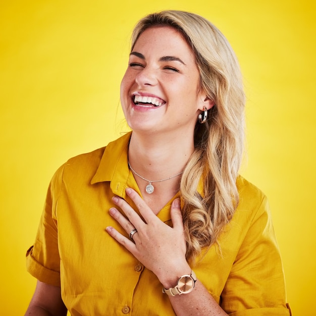 Фото Женщина смеется и счастлива в студии с шутливой комедией или смешной реакцией на градиентном желтом фоне комическое облегчение и женский смех расслабляются и мем хорошее настроение и счастье в изоляции