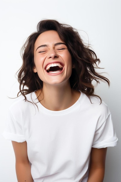 Foto una donna che ride e ride con la bocca aperta