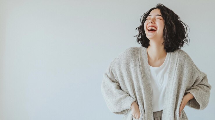 Photo 白い背景で笑って笑っている女性