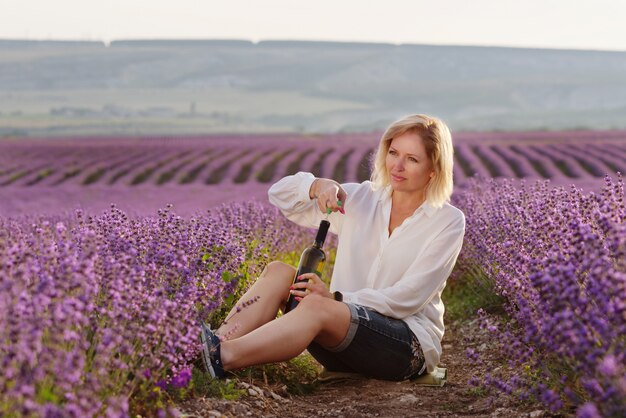 Donna nel campo di lavanda