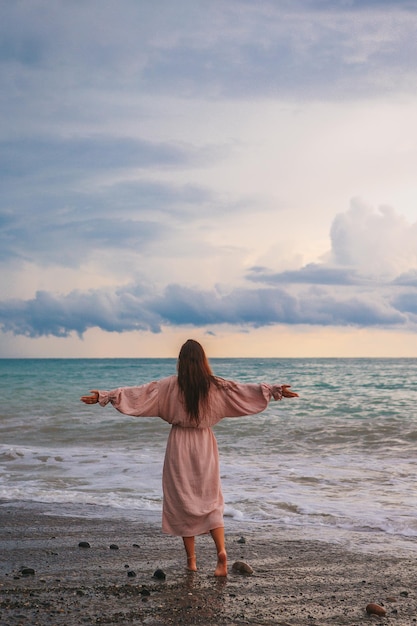 Donna sdraiata sulla spiaggia godendo le vacanze estive guardando il mare