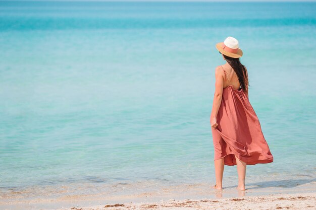 夏休みを楽しんでいるビーチの上に敷設する女性