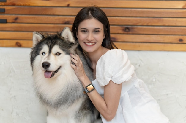 犬と一緒に床に横たわる女性