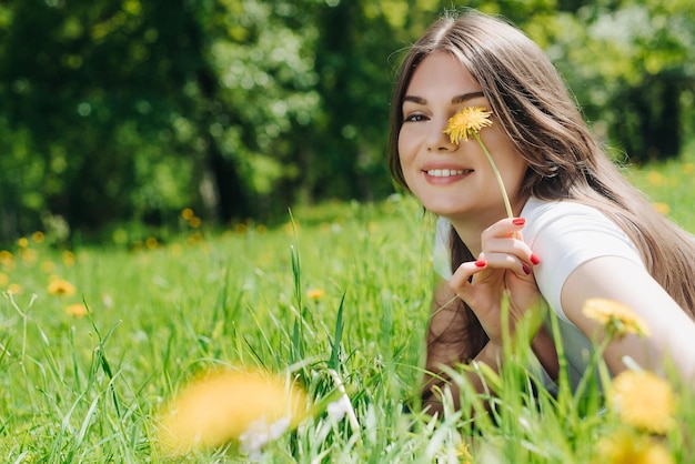 Donna posa sull'erba nel parco