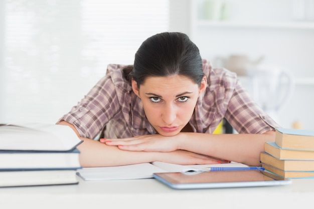 Photo woman leaning her chin on her hands on the table