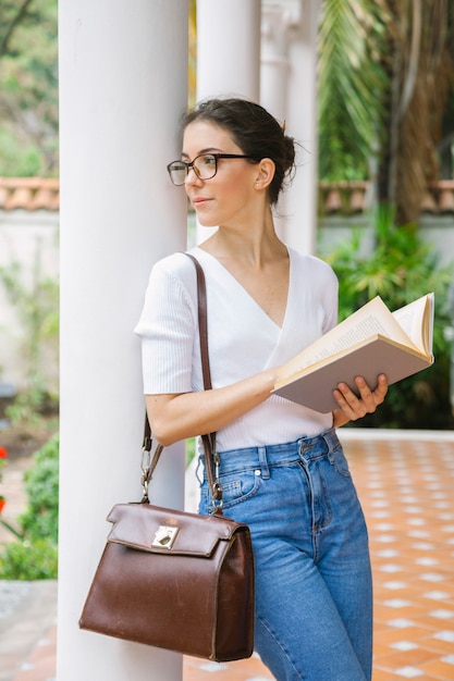 彼女の将来についての本で学ぶ女性