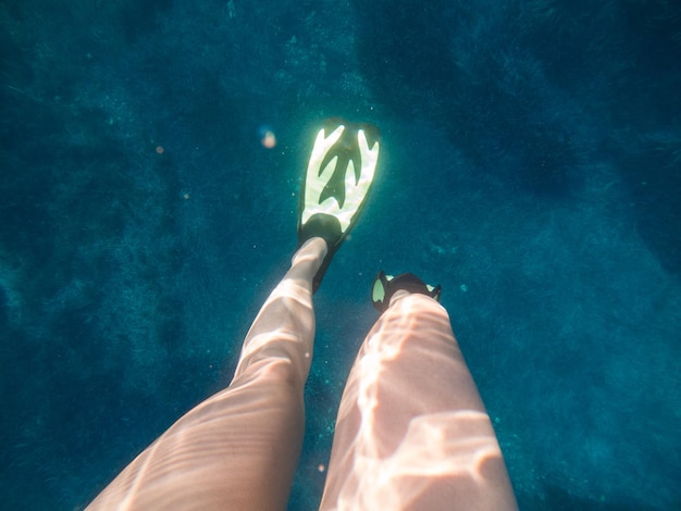 写真 水中コピースペースのダイビング足ひれの女性の足