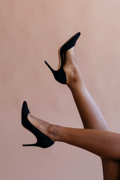 黒いかかとの社会的な広告テンプレートを持つ女性の足