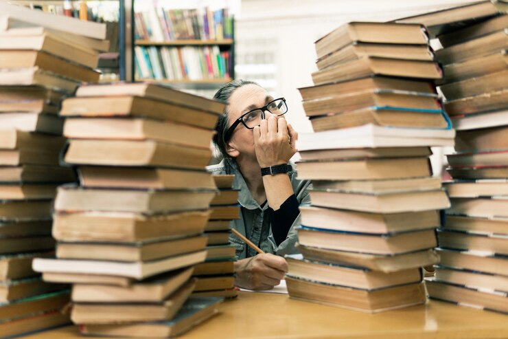 本棚の前の図書館の女性。教育の概念