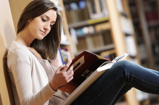 Foto donna in biblioteca