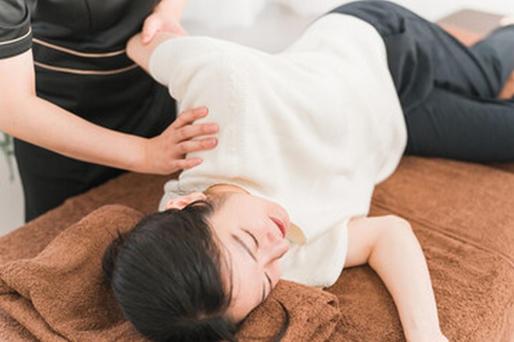 Photo 女性が茶色の毛布の上に横たわり男性が床の上で頭を横にして寝ています