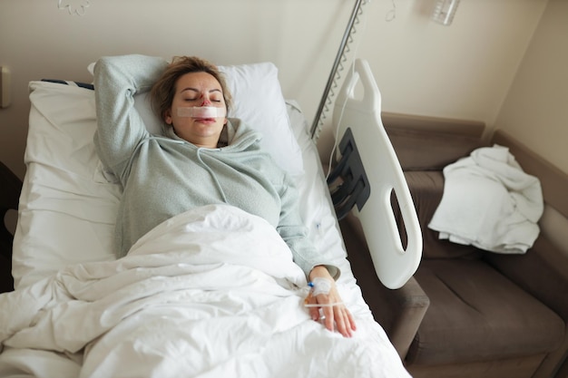 Photo a woman lies in the hospital with a nose injury