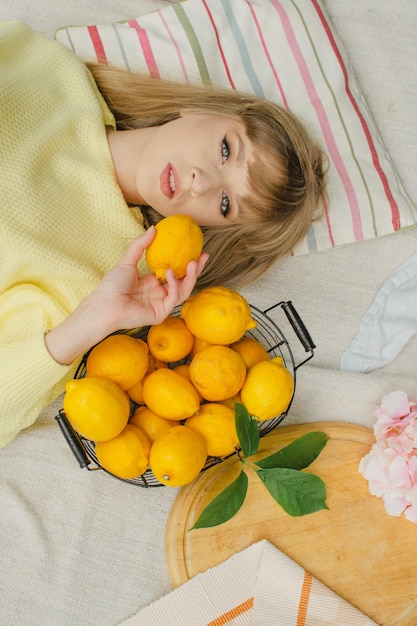 写真 上から見たレモンの女性が横たわっている