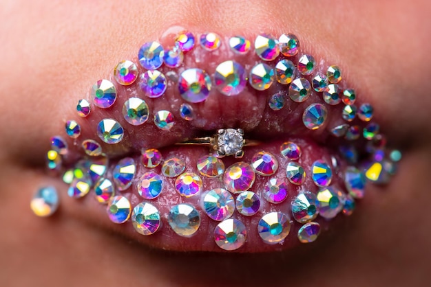 다이아몬드 반지와 여자 입술 관능적 인 여자 입을 벌리고 풍부하고 섹시한 아름다운 입으로 매크로를 닫습니다